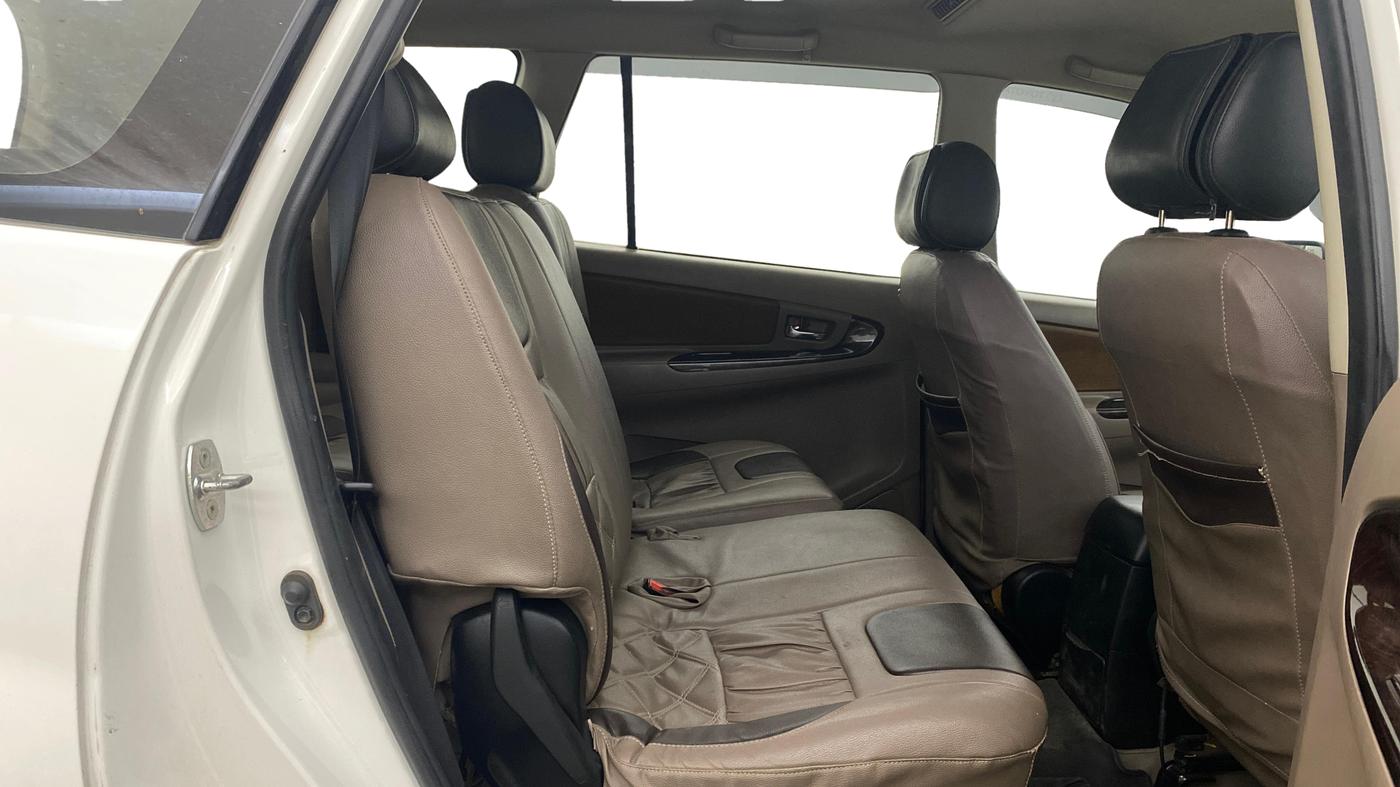 2015 Toyota Innova 2.5 VX 8 STR, Diesel, Manual, 55,485 km, Right Side Rear Door Cabin