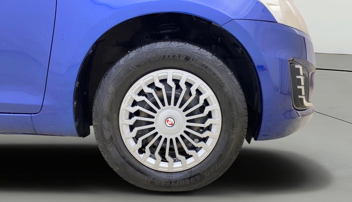2013 Maruti Swift VXI, Petrol, Manual, 95,023 km, Right Front Wheel