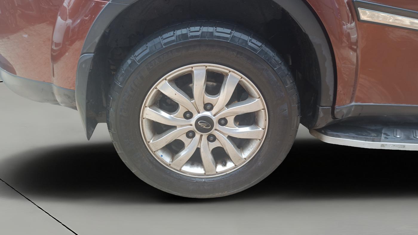 2019 Mahindra XUV500 W9, Diesel, Manual, 1,21,839 km, Right Rear Wheel