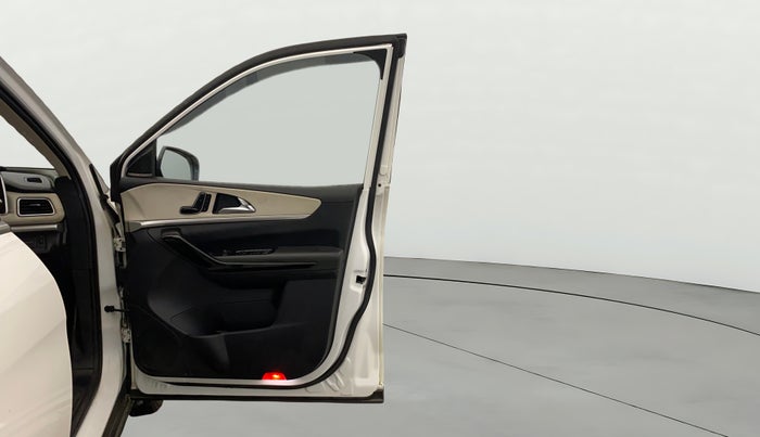 2021 Mahindra XUV700 AX 7 LUXURY D AT 7 STR, Diesel, Automatic, 92,703 km, RHS Front Door