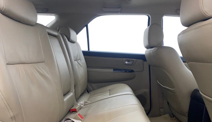 2014 Toyota Fortuner 3.0 4X2 AT, Diesel, Automatic, 89,942 km, Right Side Rear Door Cabin