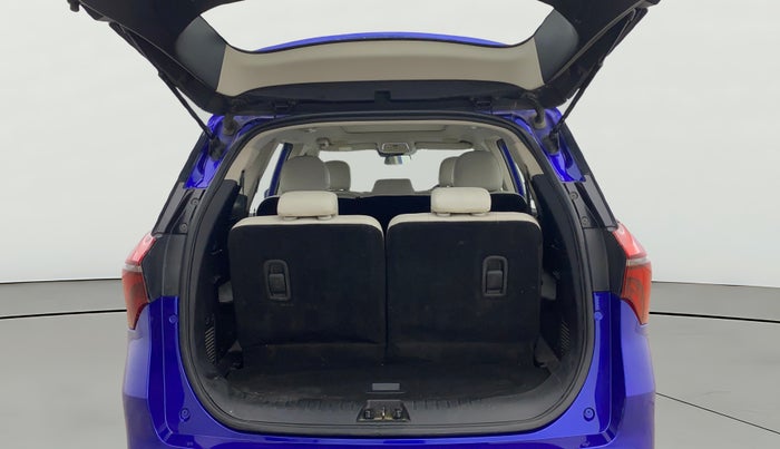 2021 Mahindra XUV700 AX 7 LUXURY P AT 7 STR, Petrol, Automatic, 1,21,757 km, Boot Open Zoomed View