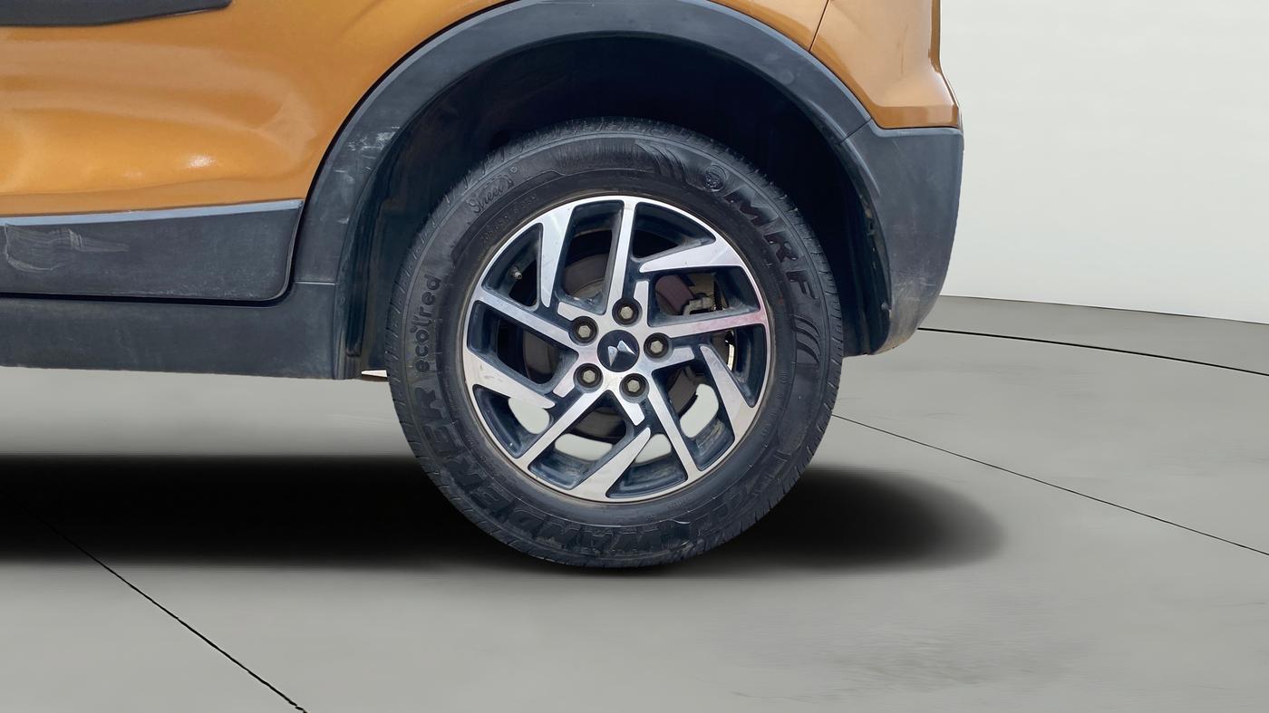 2022 Mahindra XUV300 W8(O) 1.2 PETROL DUAL TONE, Petrol, Manual, 66,105 km, Left Rear Wheel