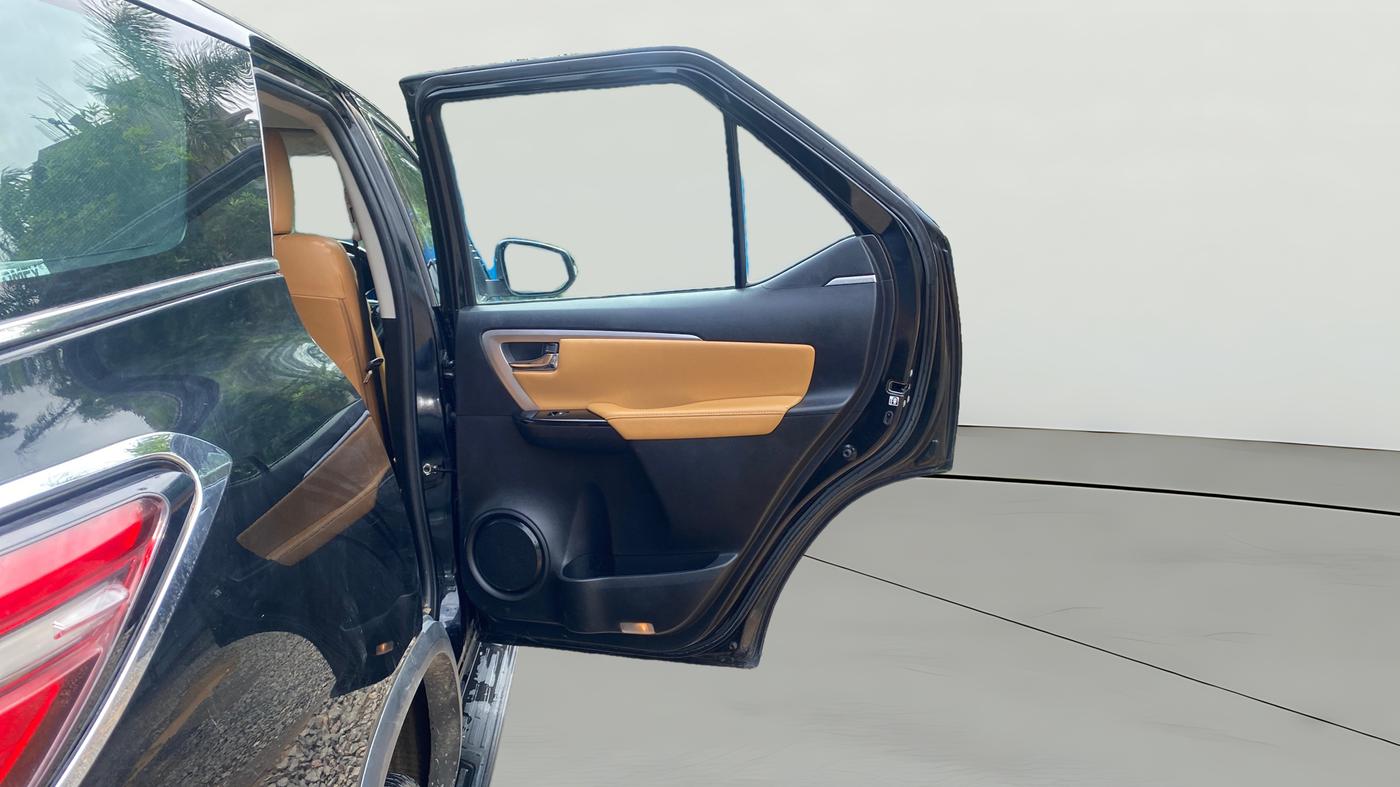 2023 Toyota Fortuner 4X2 AT 2.8 DIESEL, Diesel, Automatic, 36,861 km, RHS Rear Door