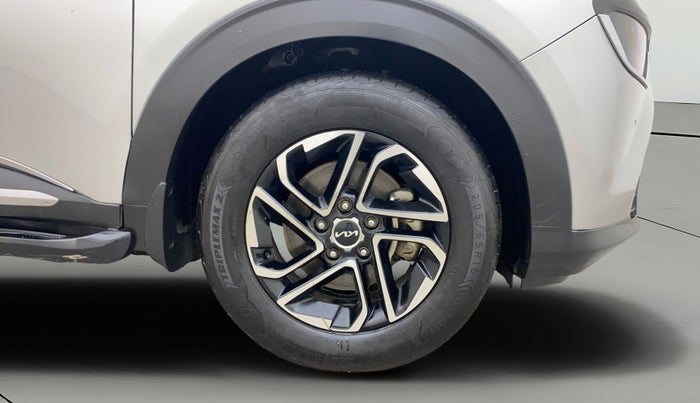 2022 KIA CARENS LUXURY PLUS 1.4 PETROL 6 STR, Petrol, Manual, 80,093 km, Right Front Wheel