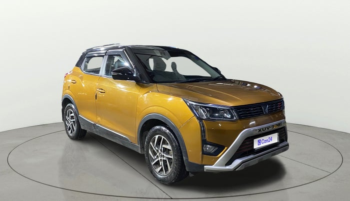 2023 Mahindra XUV300 W8(O) 1.2 PETROL DUAL TONE, Petrol, Manual, 58,758 km, SRP