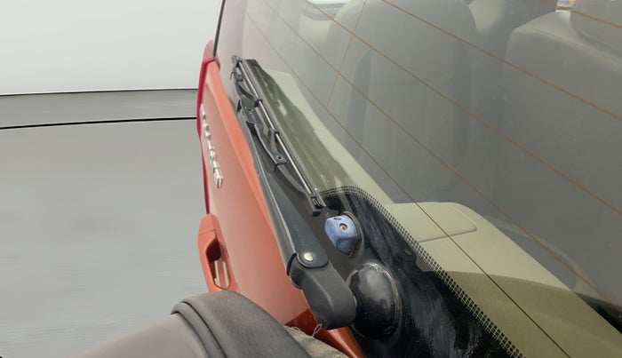 2017 Mahindra TUV300 T8 AMT, Diesel, Automatic, 1,02,809 km, Rear Wiper