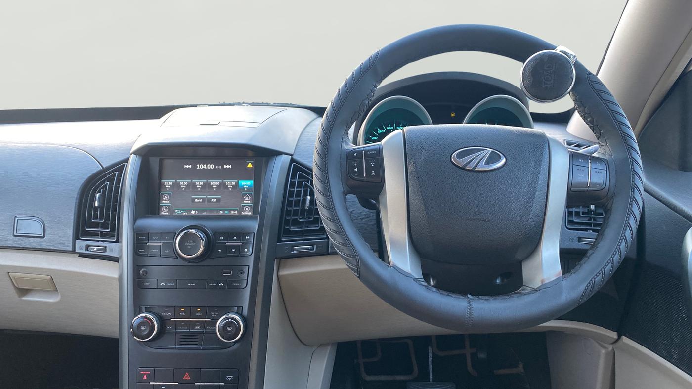 2017 Mahindra XUV500 G AT, Petrol, Automatic, 16,703 km, Steering Wheel Close Up