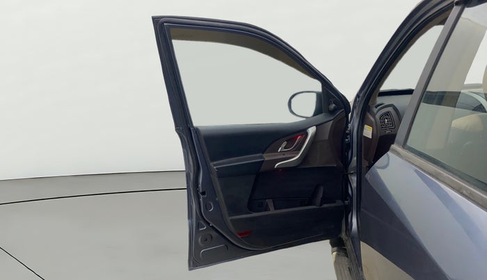 2014 Mahindra XUV500 W8, Diesel, Manual, 1,21,366 km, LHS Front Door