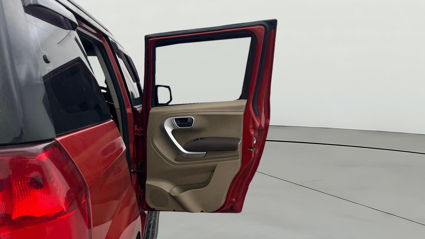 2017 Mahindra TUV300 T8 DUAL TONE, Diesel, Manual, 1,12,490 km, RHS Rear Door