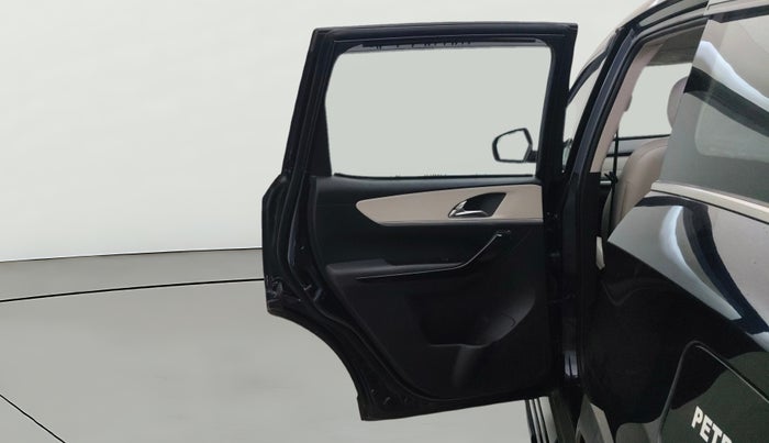 2022 Mahindra XUV700 AX 7 P MT 7 STR, Petrol, Manual, 31,275 km, LHS Rear Door