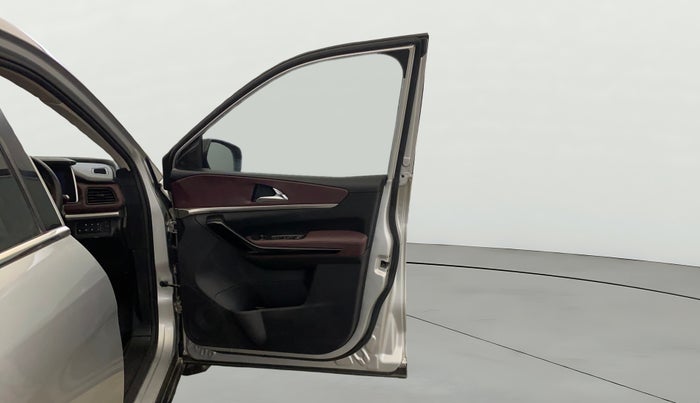 2023 Mahindra XUV700 AX 5 D MT 7 STR, Diesel, Manual, 52,057 km, RHS Front Door