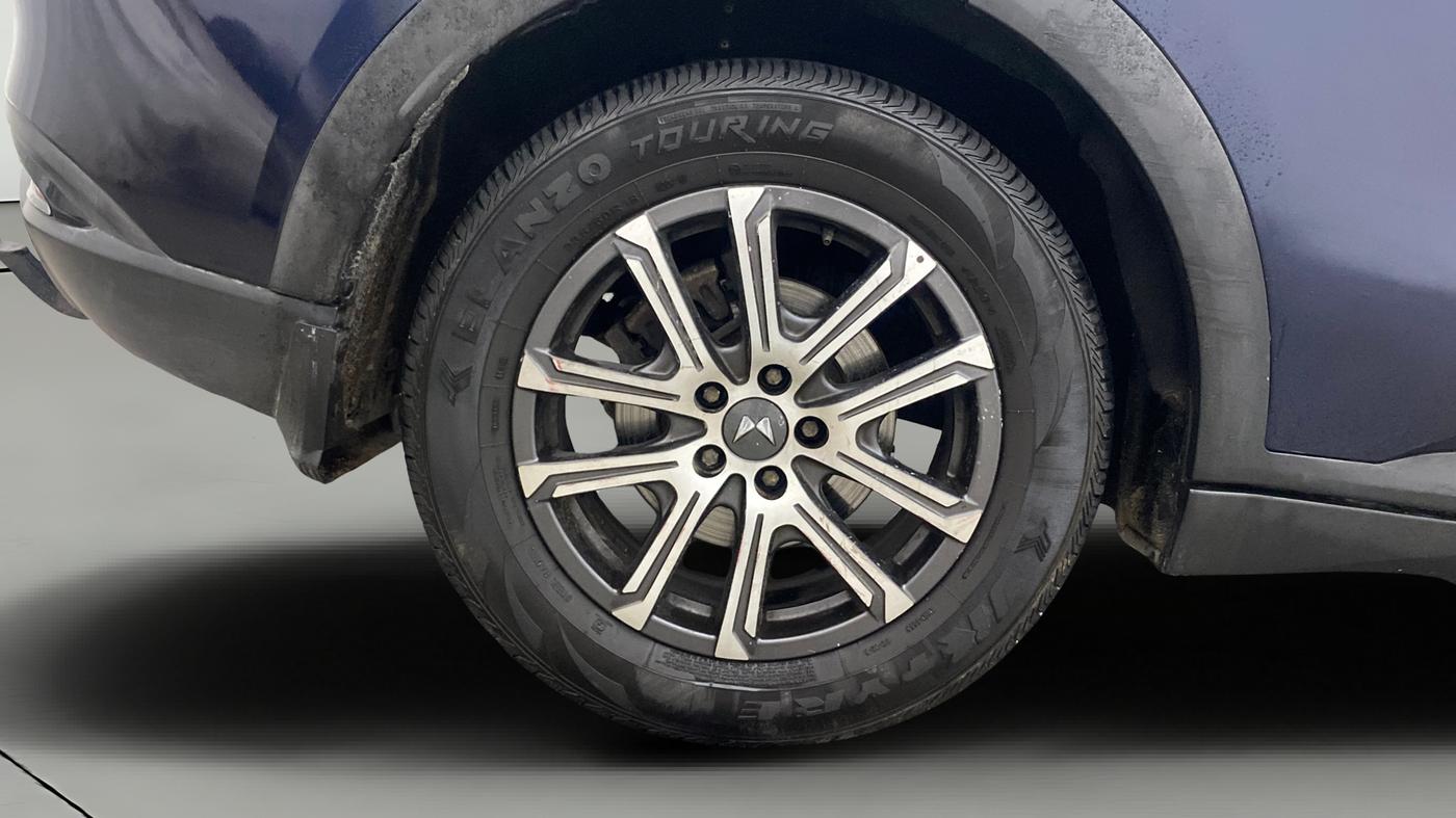 2021 Mahindra XUV700 AX 7 LUXURY P AT 7 STR, Petrol, Automatic, 1,01,825 km, Right Rear Wheel
