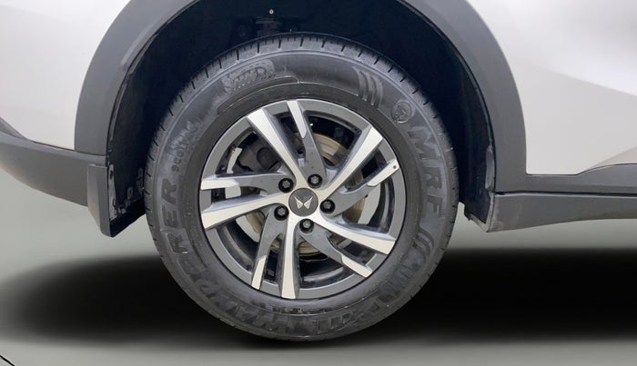 2022 Mahindra XUV700 AX 5 P AT 5 STR, Petrol, Automatic, 28,300 km, Right Rear Wheel