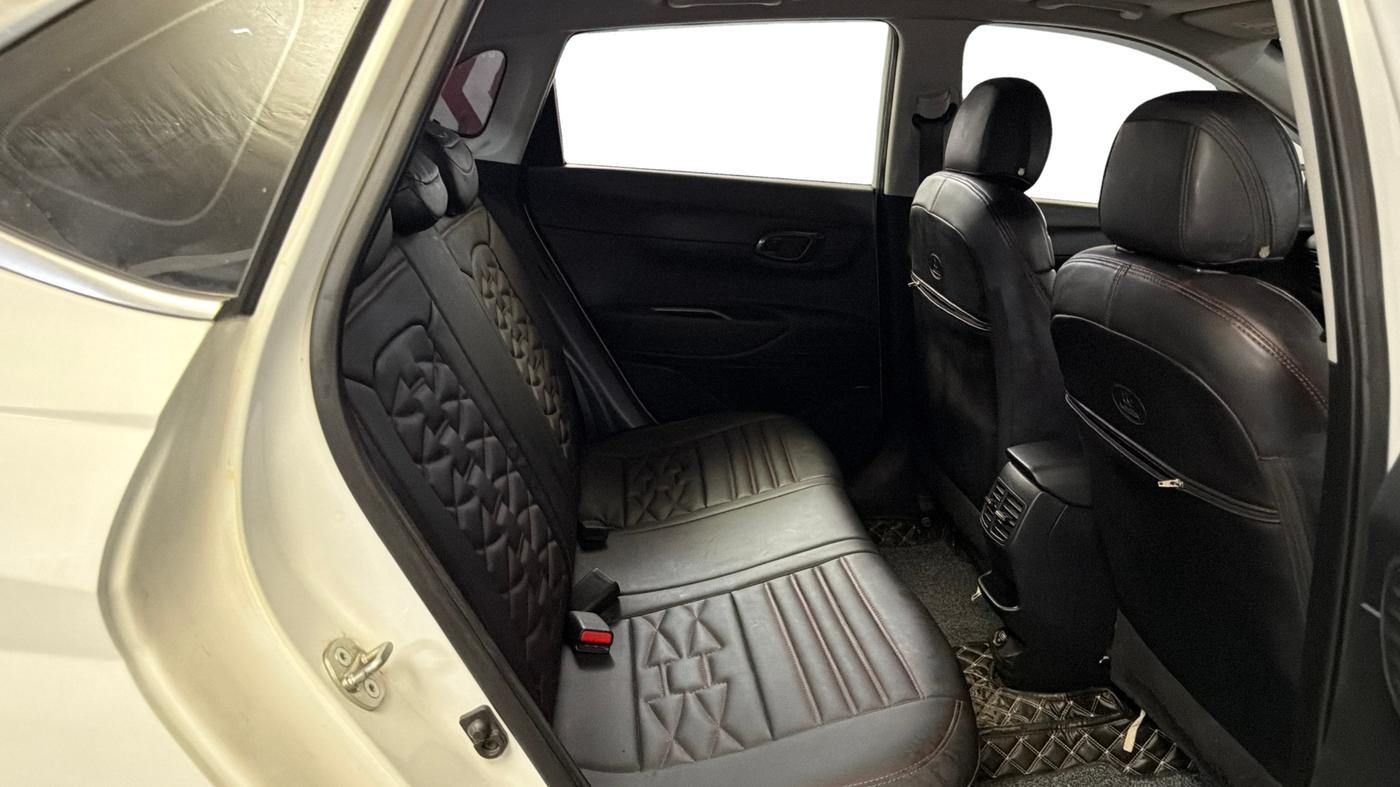 2023 Hyundai NEW I20 ASTA (O) 1.2 IVT, Petrol, Automatic, 56,123 km, Right Side Rear Door Cabin