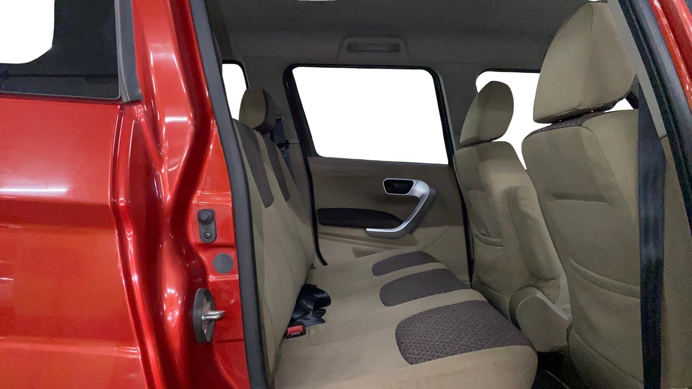 2016 Mahindra TUV300 T8, Diesel, Manual, 28,751 km, Right Side Rear Door Cabin