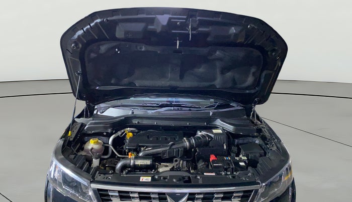 2024 Mahindra XUV300 W8 1.2 PETROL, Petrol, Manual, 1,084 km, Open Bonet