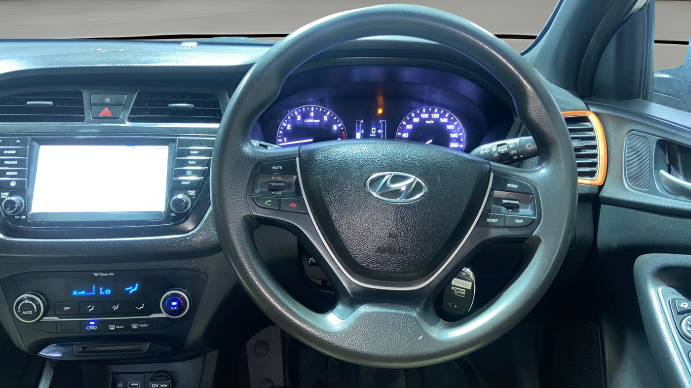 2017 Hyundai Elite i20 ASTA 1.2 DUAL TONE, Petrol, Manual, 1,23,697 km, Steering Wheel Close Up