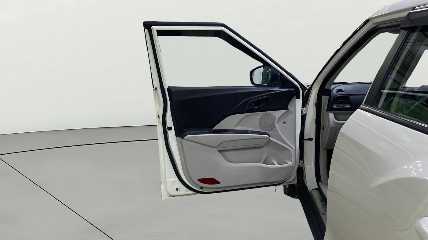 2023 Mahindra XUV300 W6 1.2 PETROL, Petrol, Manual, 31,614 km, LHS Front Door