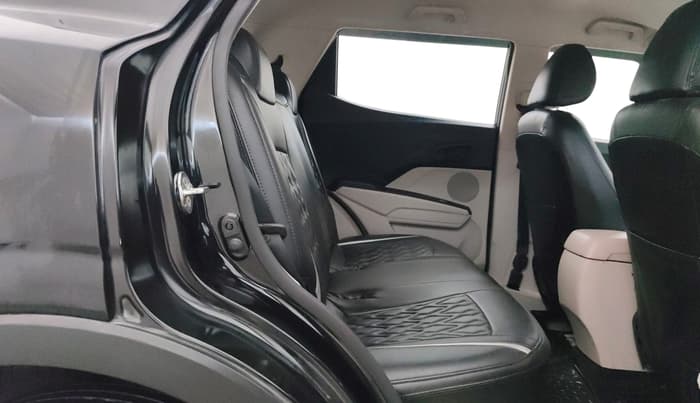 2022 Mahindra XUV300 W4 1.2 PETROL, Petrol, Manual, 1,07,747 km, Right Side Rear Door Cabin