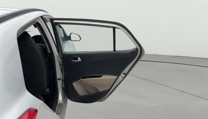 2015 Hyundai Grand i10 SPORTZ 1.2 KAPPA VTVT, CNG, Manual, 1,16,099 km, RHS Rear Door