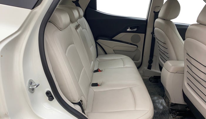 2023 Mahindra XUV300 W8 (O) 1.5 DIESEL AMT, Diesel, Automatic, 25,849 km, Right Side Rear Door Cabin