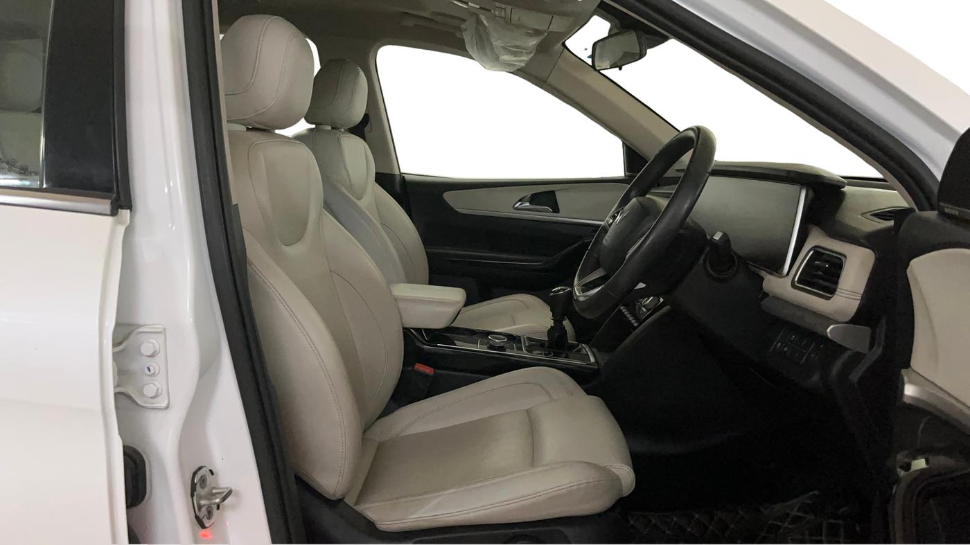 2022 Mahindra XUV700 AX 7 LUXURY D MT 7 STR, Diesel, Manual, 48,333 km, Right Side Front Door Cabin