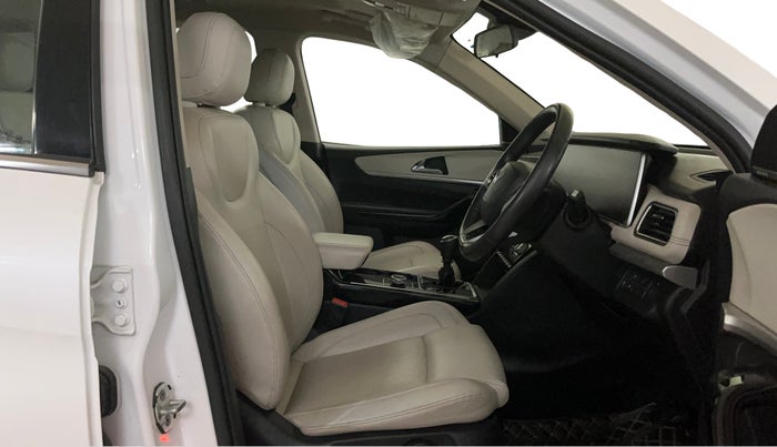 2022 Mahindra XUV700 AX 7 LUXURY D MT 7 STR, Diesel, Manual, 48,333 km, Right Side Front Door Cabin