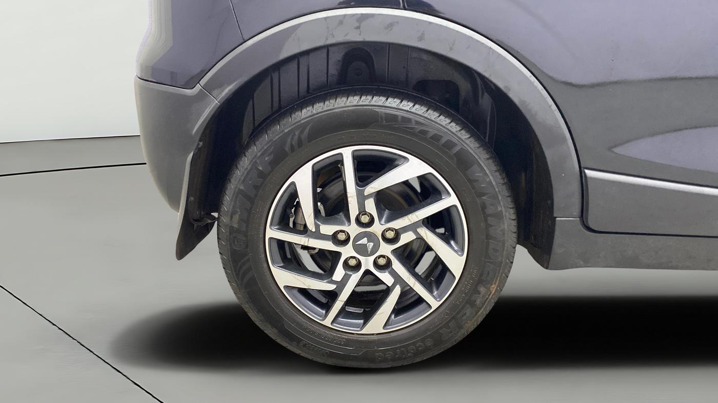 2023 Mahindra XUV300 W8 (O) 1.2 PETROL, Petrol, Manual, 20,347 km, Right Rear Wheel