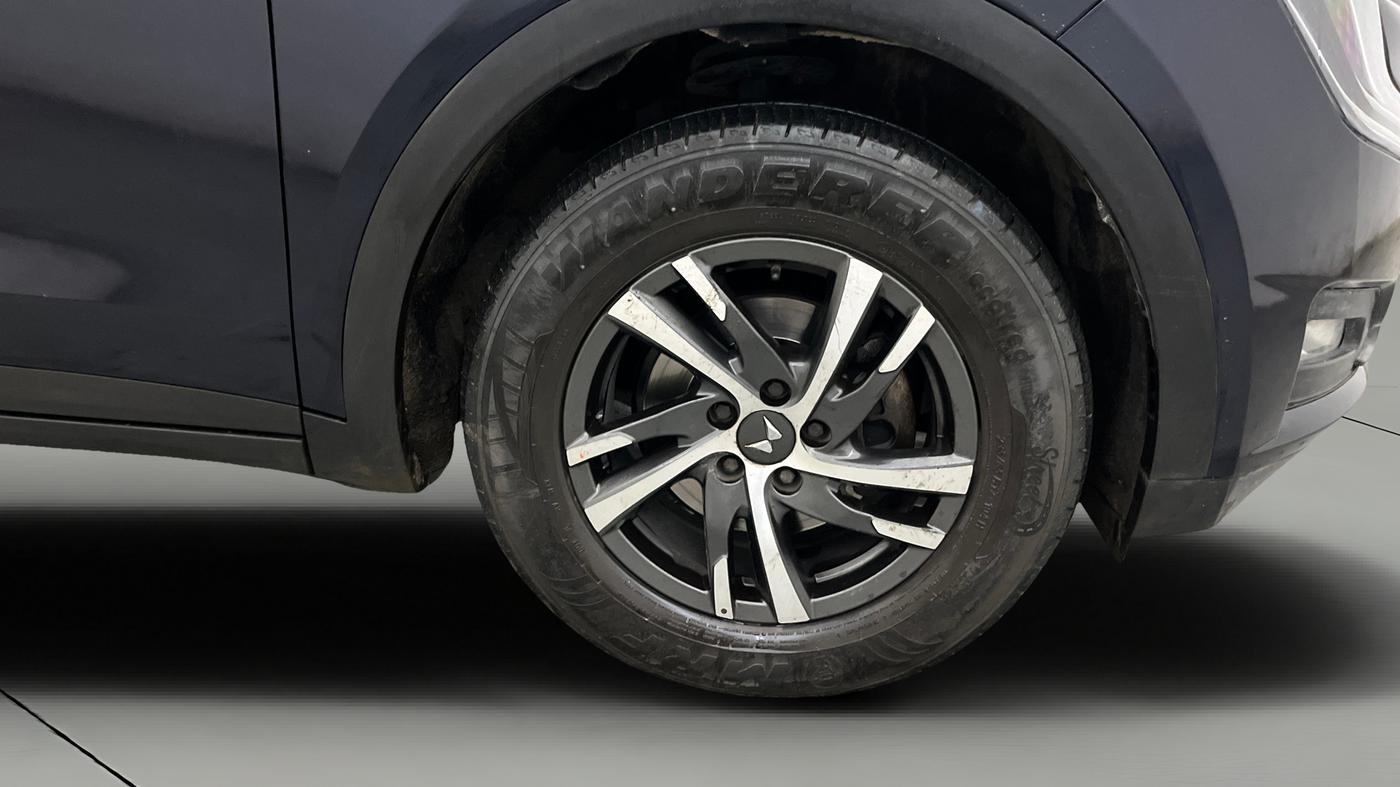 2022 Mahindra XUV700 AX 5 P MT 7 STR, Petrol, Manual, 39,638 km, Right Front Wheel