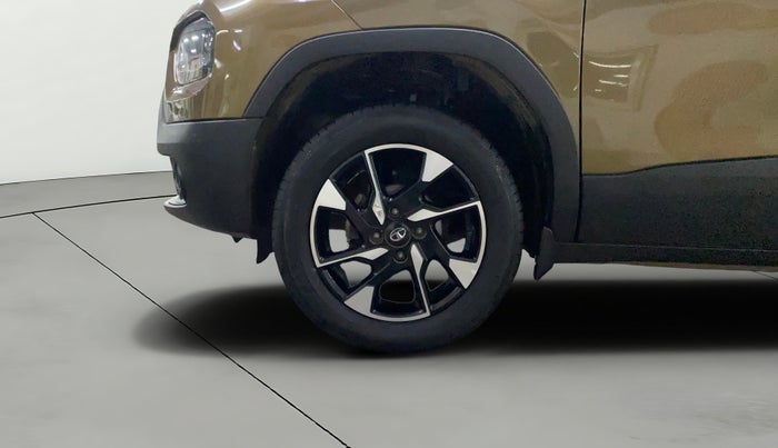 2023 Tata PUNCH CREATIVE AMT 1.2 RTN DUAL TONE, Petrol, Automatic, 30,699 km, Left Front Wheel