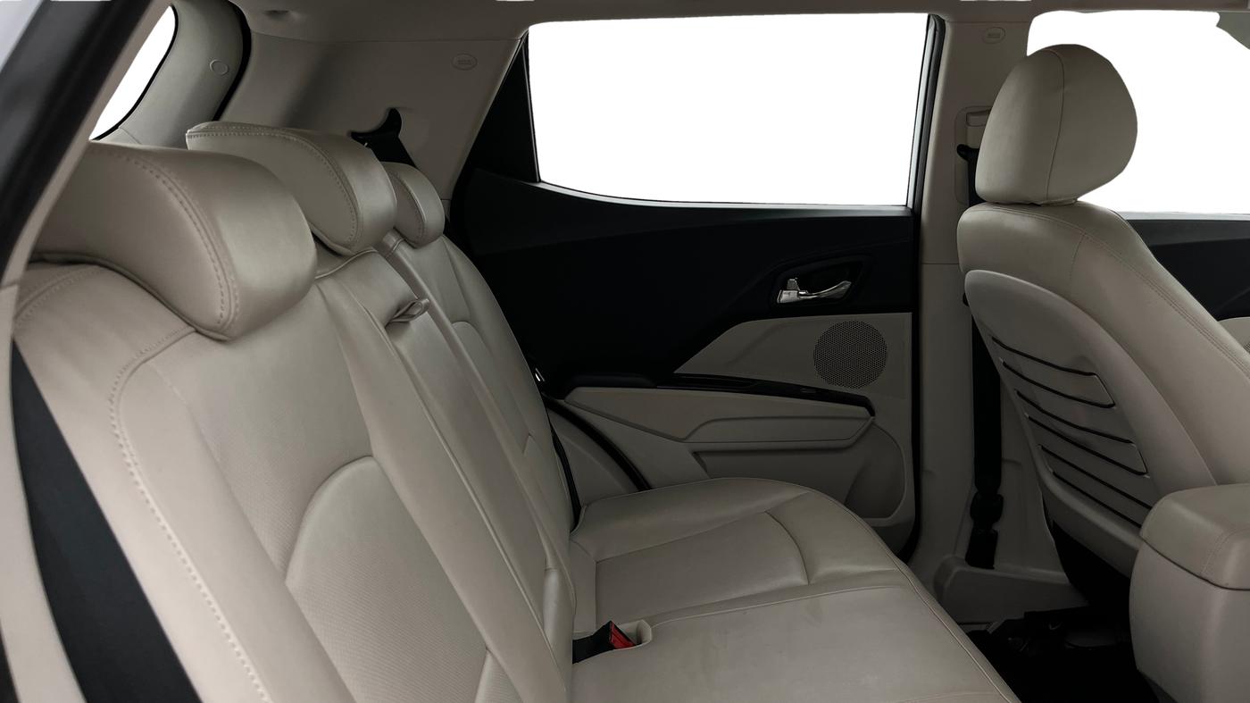 2024 Mahindra XUV300 W8 (O) 1.2 PETROL AMT, Petrol, Automatic, 16,200 km, Right Side Rear Door Cabin