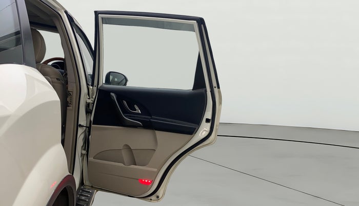 2016 Mahindra XUV500 W10, Diesel, Manual, 1,05,526 km, RHS Rear Door