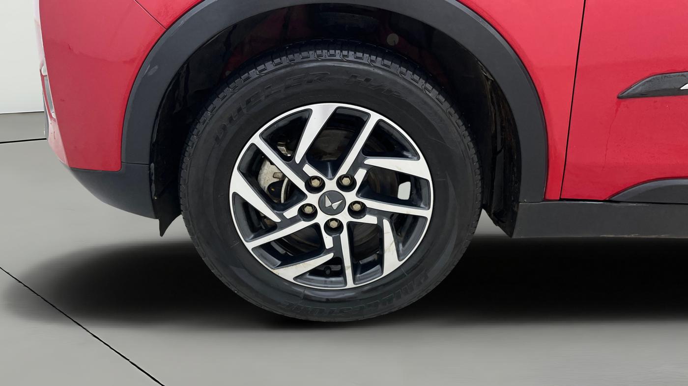 2023 Mahindra XUV300 W8 (O) 1.2 PETROL AMT, Petrol, Automatic, 9,410 km, Left Front Wheel