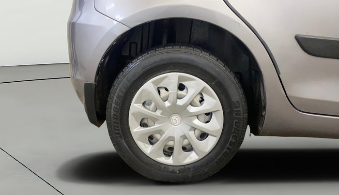 2016 Maruti Swift LXI (O), Petrol, Manual, 72,650 km, Right Rear Wheel