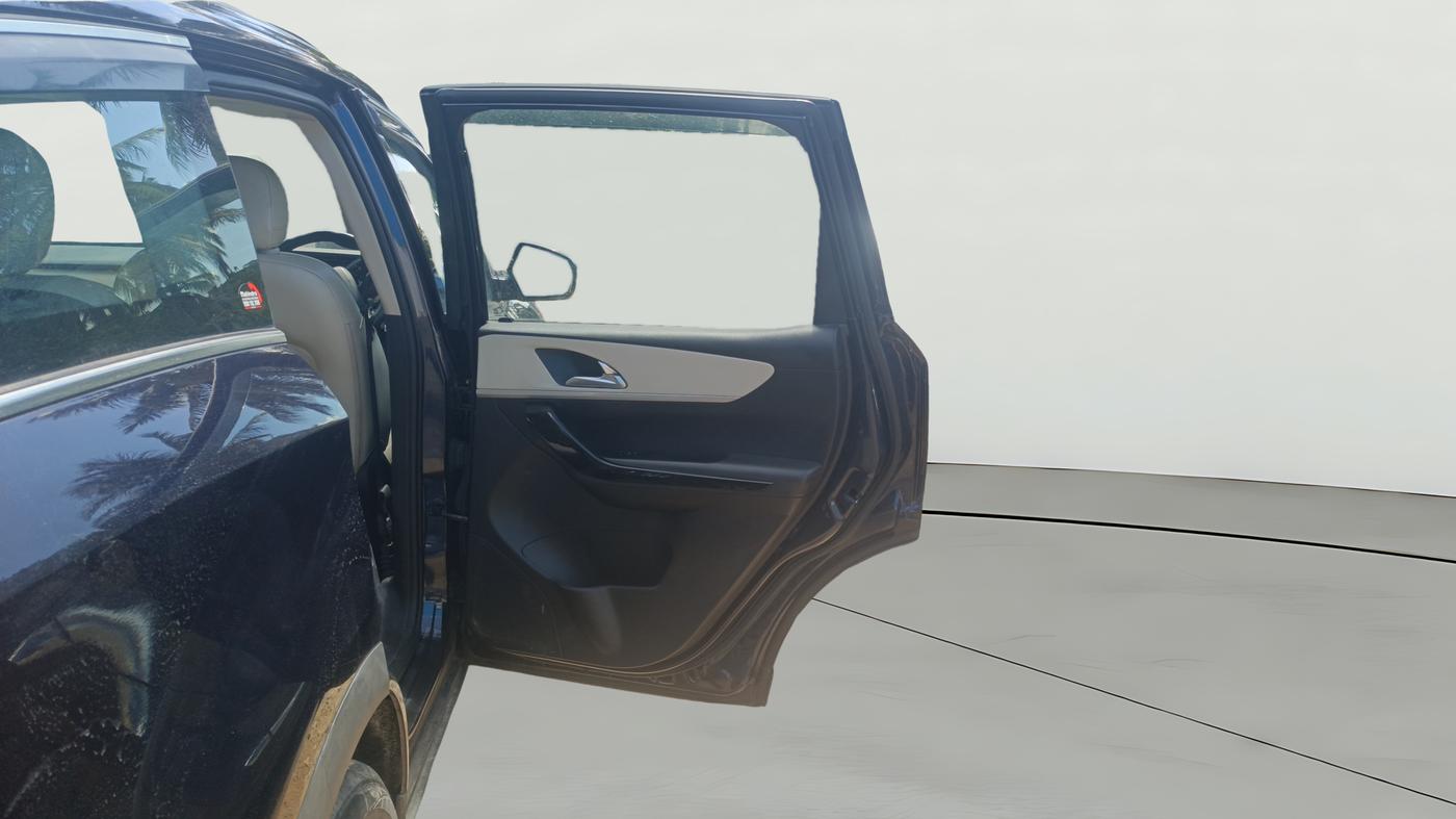 2022 Mahindra XUV700 AX 7 P AT 7 STR, Petrol, Automatic, 69,216 km, RHS Rear Door