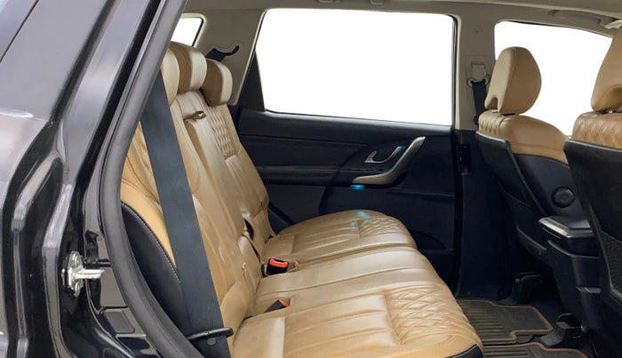 2021 Mahindra XUV500 W11 AT, Diesel, Automatic, 91,976 km, Right Side Rear Door Cabin