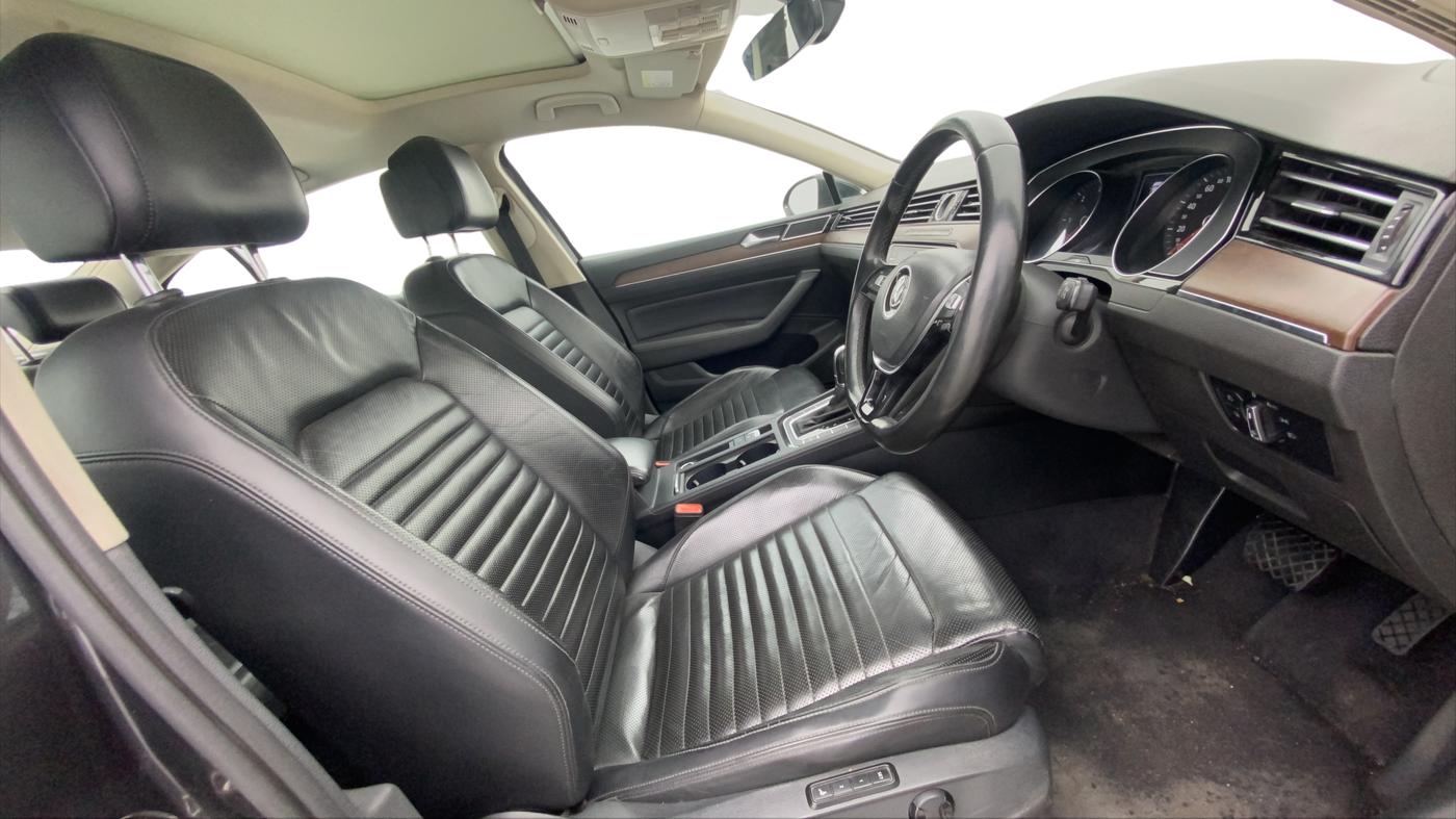 2018 Volkswagen Passat HIGHLINE DSG, Diesel, Automatic, 1,08,680 km, Right Side Front Door Cabin