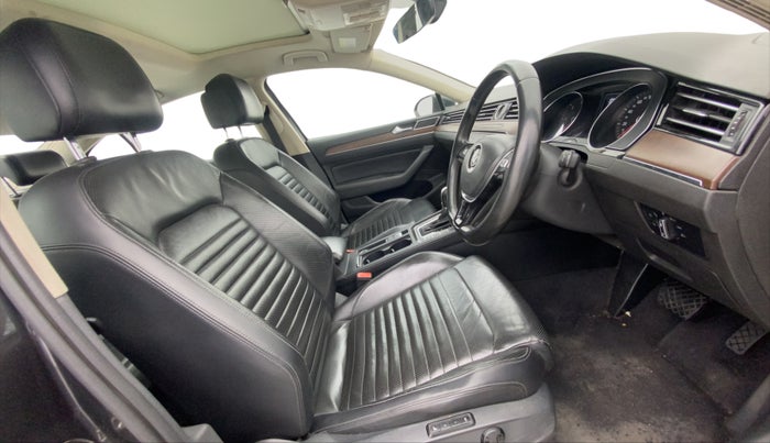 2018 Volkswagen Passat HIGHLINE DSG, Diesel, Automatic, 1,08,680 km, Right Side Front Door Cabin