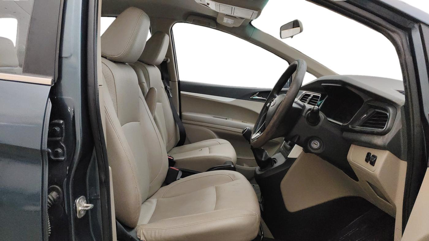2018 Mahindra MARAZZO M8 7 STR, Diesel, Manual, 1,15,572 km, Right Side Front Door Cabin