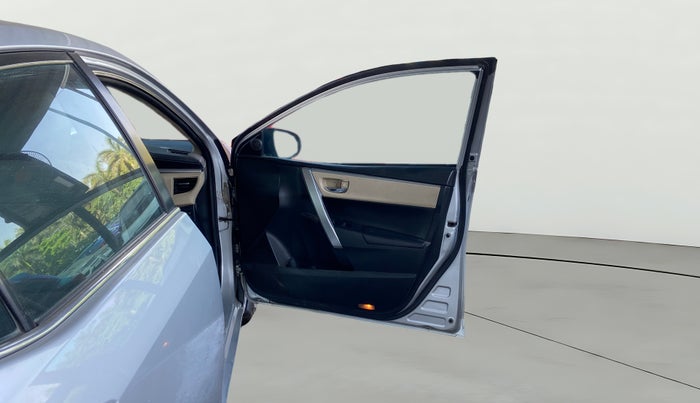 2015 Toyota Corolla Altis VL CVT PETROL, Petrol, Automatic, 1,38,199 km, RHS Front Door