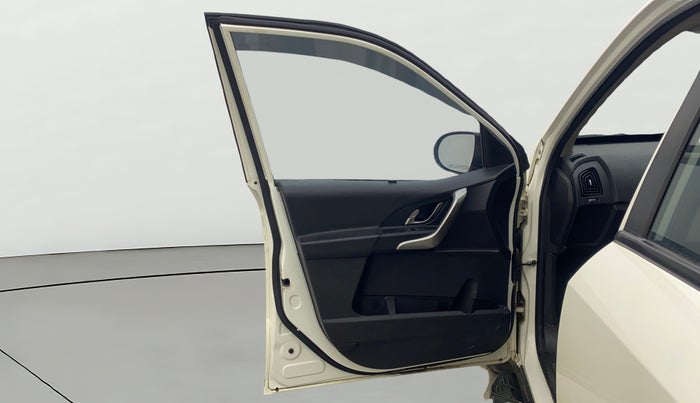 2020 Mahindra XUV500 W9, Diesel, Manual, 78,213 km, LHS Front Door