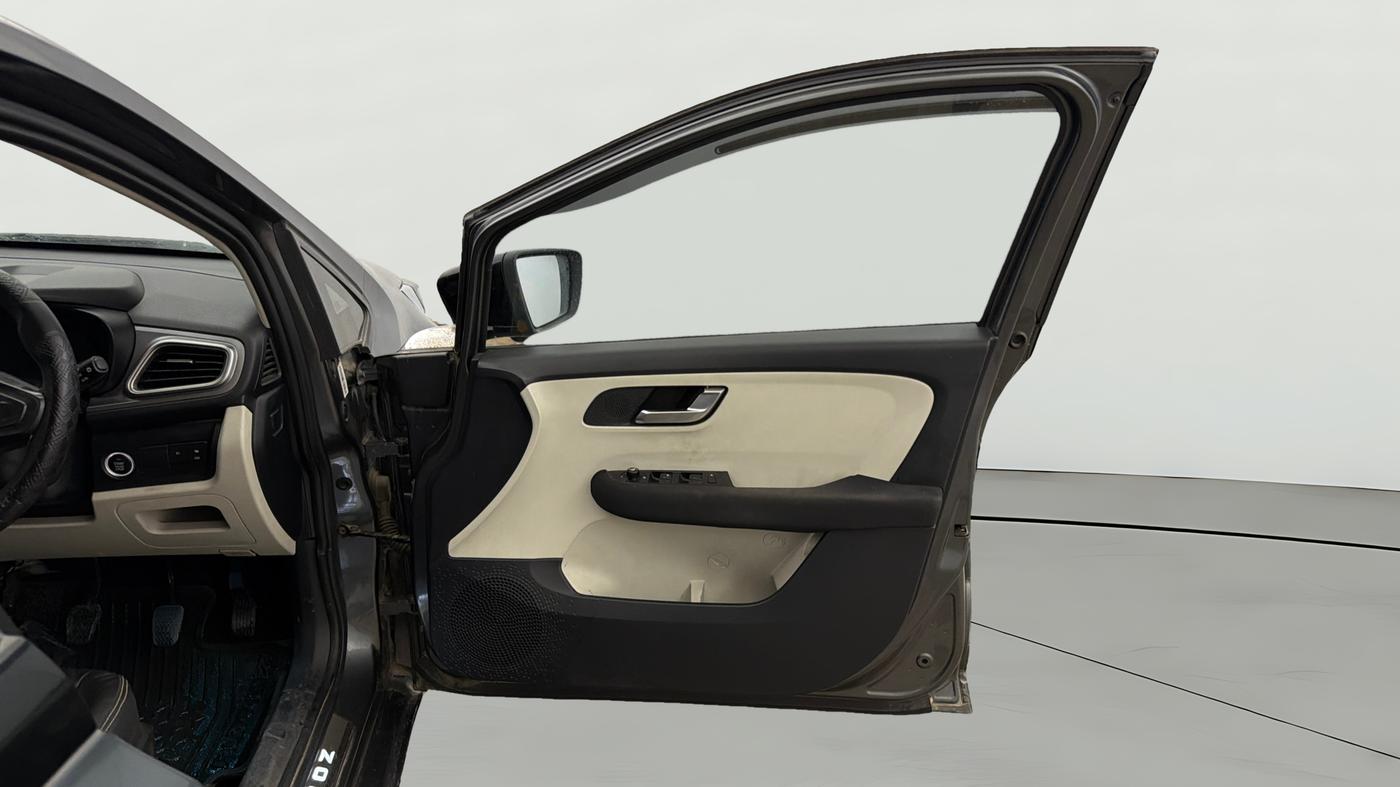 2023 Tata ALTROZ XZ CNG, CNG, Manual, 39,709 km, RHS Front Door