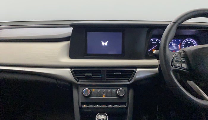 2022 Mahindra XUV700 MX P MT 5 STR, Petrol, Manual, 20,736 km, Air Conditioner