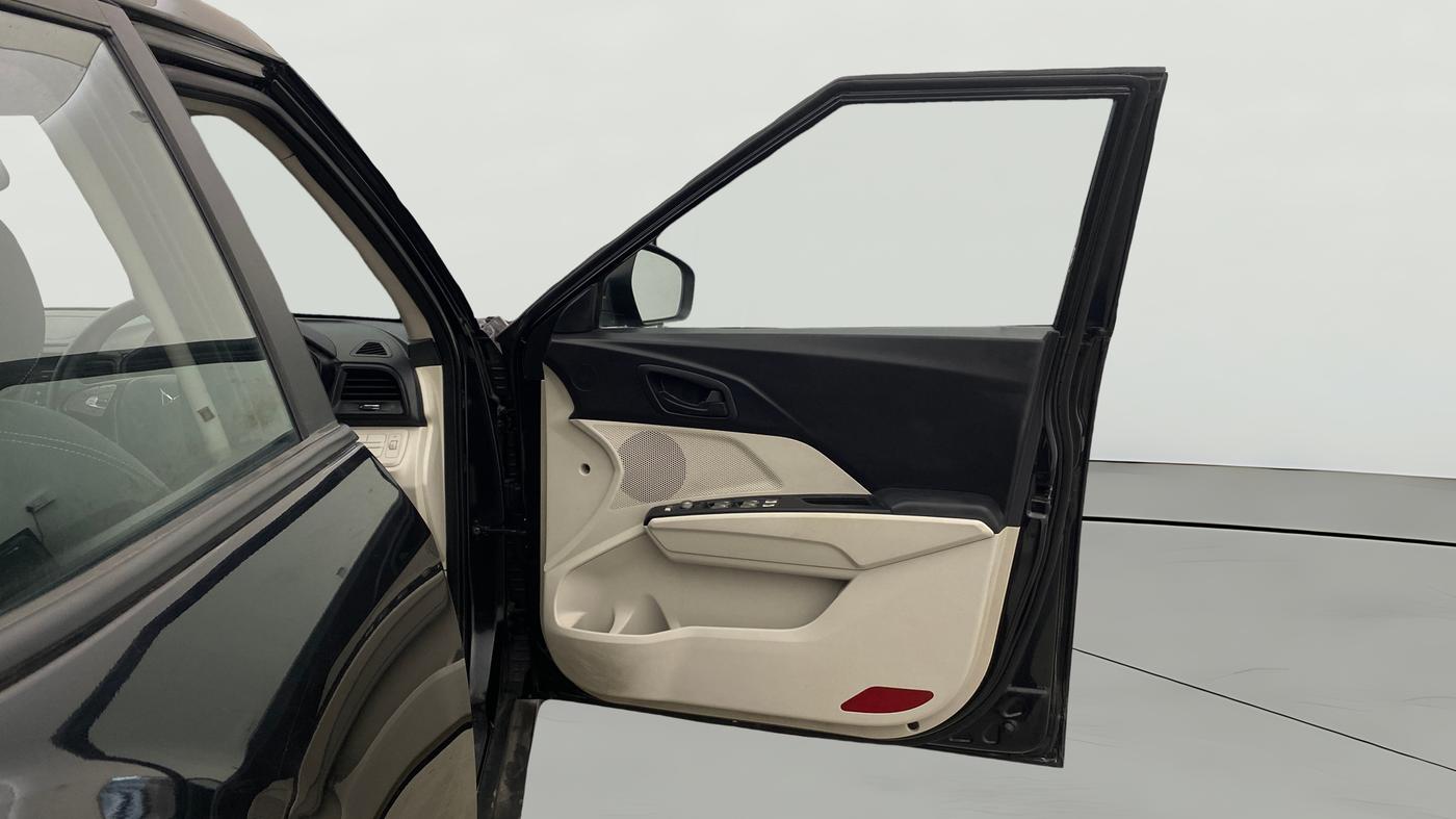 2023 Mahindra XUV300 W6 1.5 Diesel, Diesel, Manual, 43,444 km, RHS Front Door