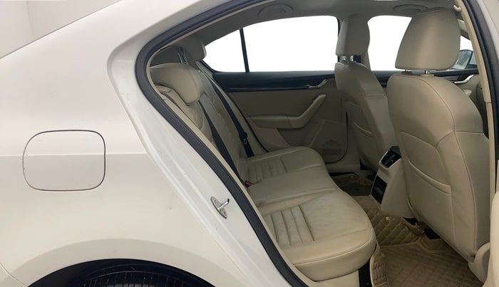 2015 Skoda Octavia ELEGANCE 1.8 TSI AT, Petrol, Automatic, 1,23,529 km, Right Side Rear Door Cabin