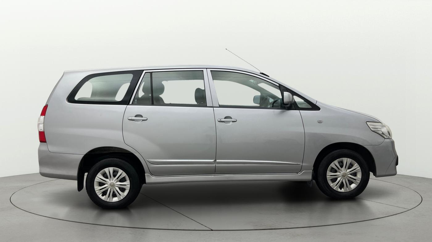 2015 Toyota Innova 2.5 GX 7 STR, Diesel, Manual, 1,10,102 km, Right Side View