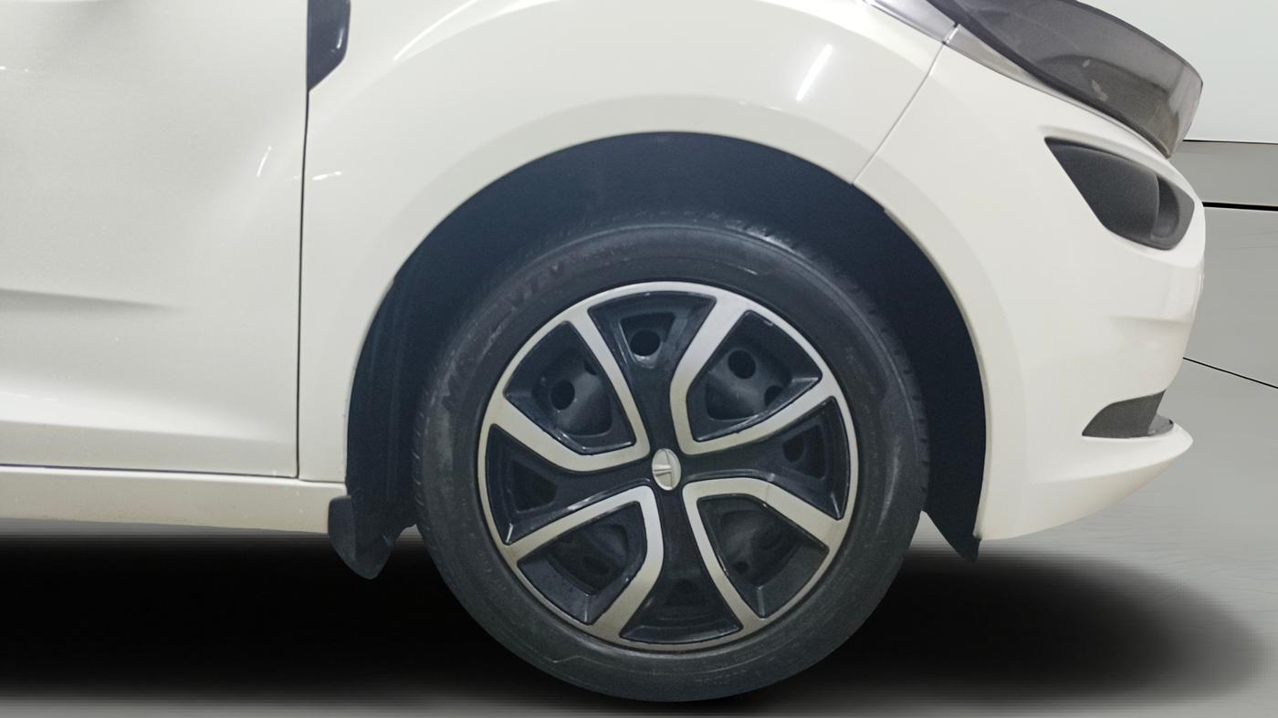 2022 Tata ALTROZ XM PLUS PETROL, Petrol, Manual, 36,662 km, Right Front Wheel