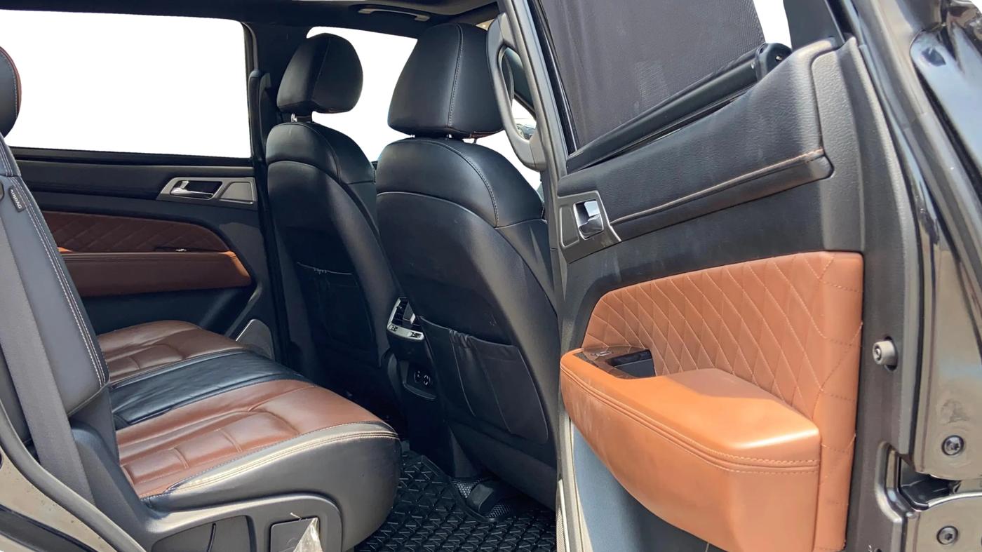 2019 Mahindra ALTURAS G4 4WD AT, Diesel, Automatic, 1,43,089 km, Right Side Rear Door Cabin
