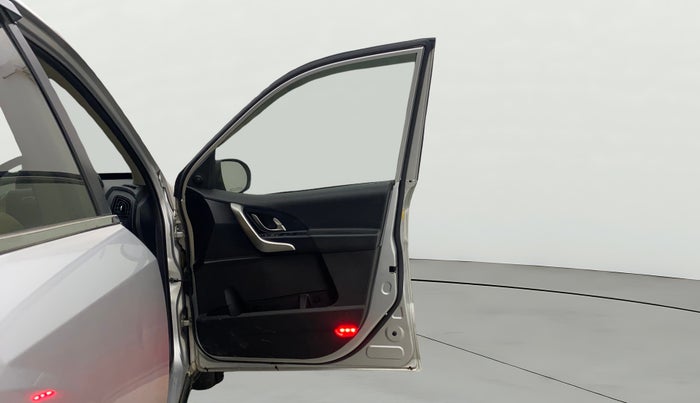 2018 Mahindra XUV500 W9, Diesel, Manual, 95,179 km, RHS Front Door